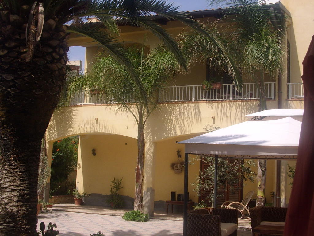 Pensión Valoroso Village *